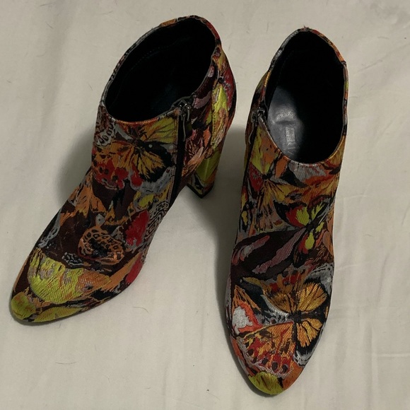 Rare 4” booties with vibrant butterfly fabric — excellent shape! - Picture 4 of 6